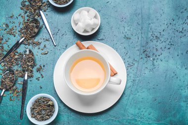 Kuru yapraklı kompozisyon ve grunge fonda bir fincan yeşil çay