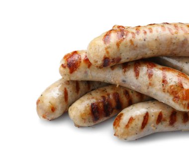 Beyaz arka planda leziz ızgara sosisler.