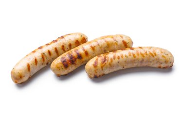 Beyaz arka planda leziz ızgara sosisler.