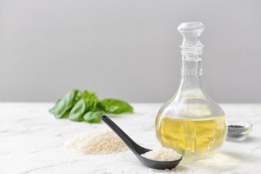 Masada pirinç sirkesiyle kompozisyon