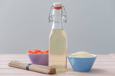 Masada pirinç sirkesiyle kompozisyon