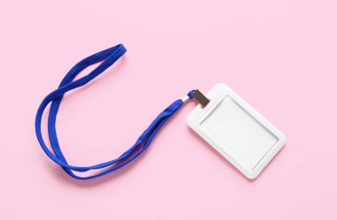 Renk arkaplanındaki boş rozet