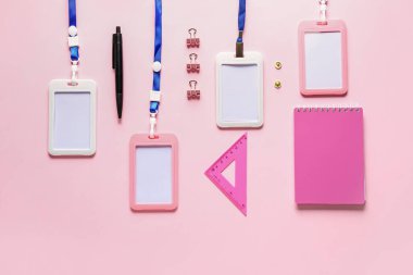 Renk arkaplanı üzerindeki boş rozetler ve kırtasiye malzemesi