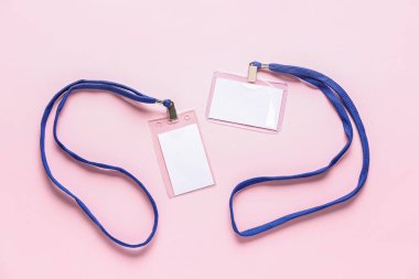 Renk arkaplanındaki boş rozetler