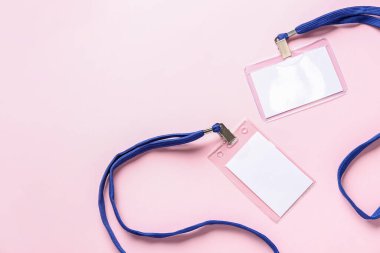 Renk arkaplanındaki boş rozetler