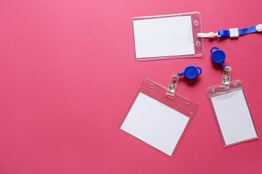 Renk arkaplanındaki boş rozetler