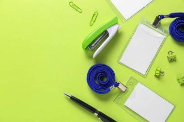 Renk arkaplanı üzerindeki boş rozetler ve kırtasiye malzemesi