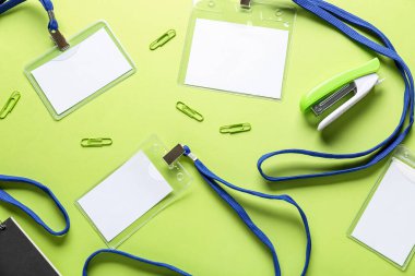 Renk arkaplanı üzerindeki boş rozetler ve kırtasiye malzemesi