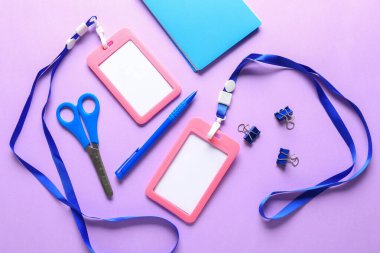 Renk arkaplanı üzerindeki boş rozetler ve kırtasiye malzemesi