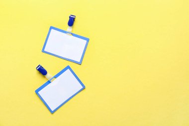 Renk arkaplanındaki boş rozetler