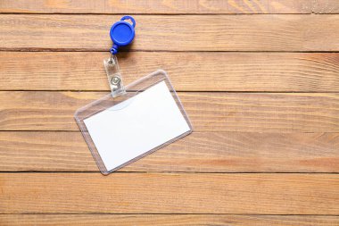 Ahşap arkaplanda boş bir rozet