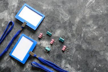 Masada boş rozetler ve kırtasiye malzemeleri var.