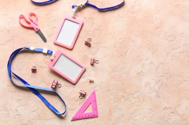 Renk arkaplanı üzerindeki boş rozetler ve kırtasiye malzemesi