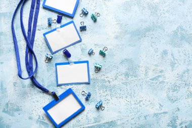 Renk arkaplanı üzerindeki boş rozetler ve kırtasiye malzemesi