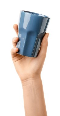 Beyaz arkaplan üzerinde fincan ile el