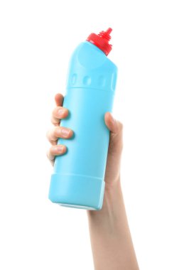 Beyaz arkaplanda deterjan olan el.