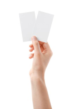 Beyaz arkaplanda boş kağıt kartları olan el