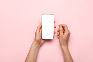 Renkli arka planda cep telefonu olan eller