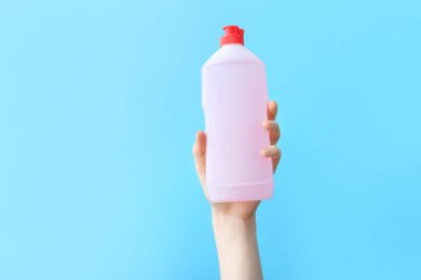 Renk arkaplanında deterjan olan el