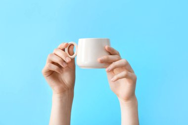 Renk arkaplan üzerinde fincan ile eller