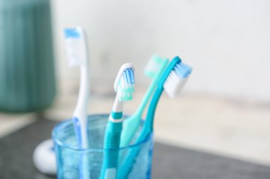 Tuvaletteki masada diş fırçası olan bir tutucu.