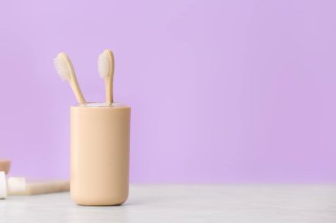 Masanın üzerinde ahşap diş fırçaları olan tutucu.