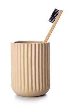 Beyaz arkaplanda izole edilmiş ahşap diş fırçasına sahip tutucu