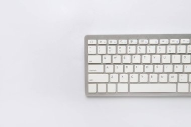 Beyaz arkaplanda bilgisayar klavyesi