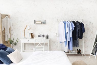 Modern konforlu yatak odası.