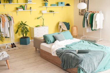 Modern konforlu yatak odası.