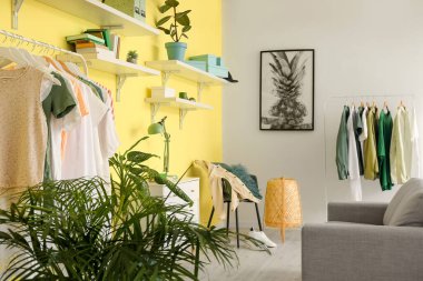 Modern konforlu odanın içi