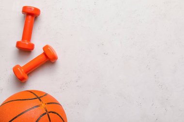 Hafif arka planda dambıllar ve basketbol