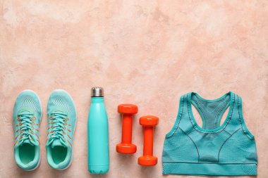 Renkli arka planda spor ekipmanları seti