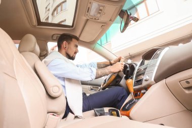 Modern araba kullanan yakışıklı adam.