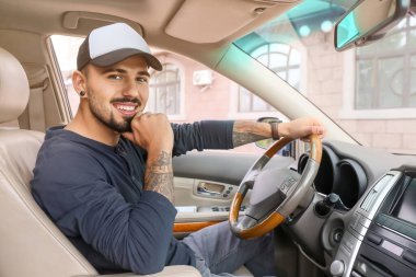 Modern arabadaki yakışıklı adam.