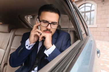 Modern arabada başarılı bir iş adamı.