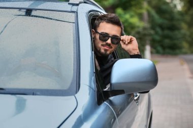 Modern arabadaki yakışıklı adam.