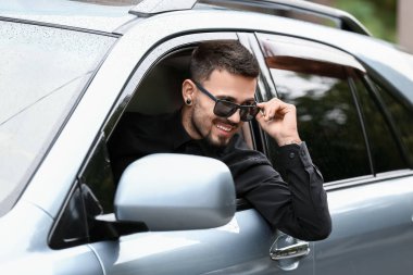 Modern arabadaki yakışıklı adam.