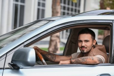 Modern araba kullanan yakışıklı adam.