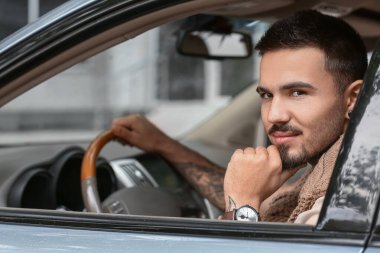 Modern araba kullanan yakışıklı adam.