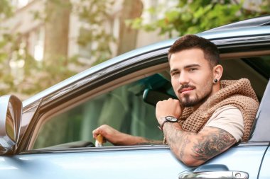 Modern araba kullanan yakışıklı adam.