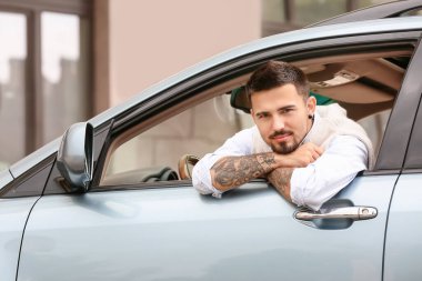 Modern arabadaki yakışıklı adam.