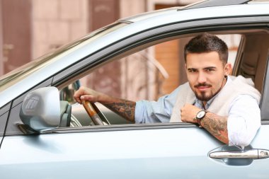 Modern arabadaki yakışıklı adam.