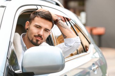 Modern arabadaki yakışıklı adam.