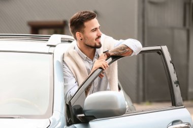 Modern arabadaki yakışıklı adam.