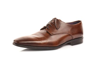 Beyaz arka planda klasik erkek ayakkabısı.