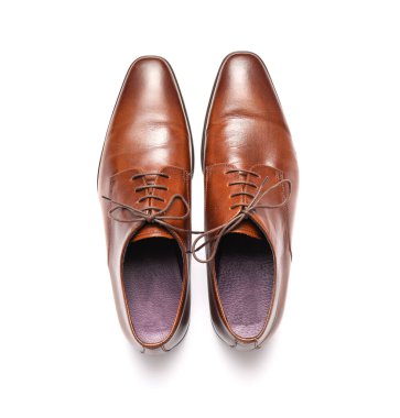 Beyaz arka planda klasik deri erkek ayakkabıları.