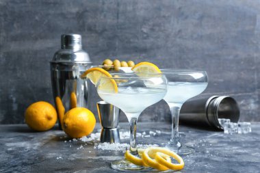 Bir bardak lezzetli martini ve arkaplanda limon.