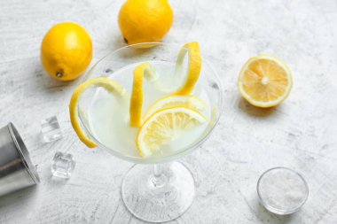 Hafif arka planda bir bardak lezzetli martini.