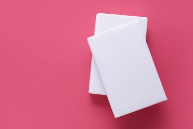 Renk arkaplanı üzerine boş kitaplar